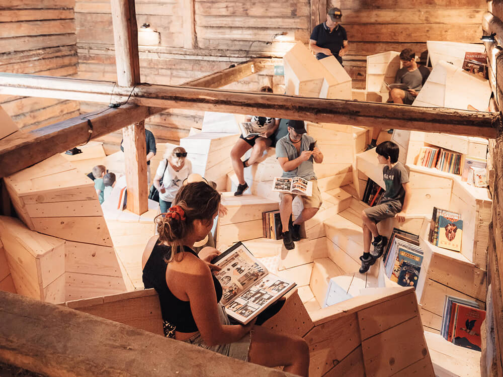 Intérieur de la cabane à BD